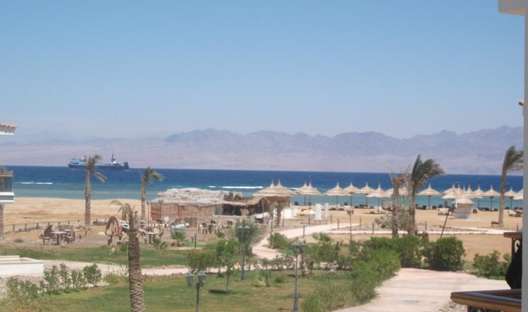 التحالف العربي يمهد للسيطرة على ميناء الحديدة بحرا وجوا