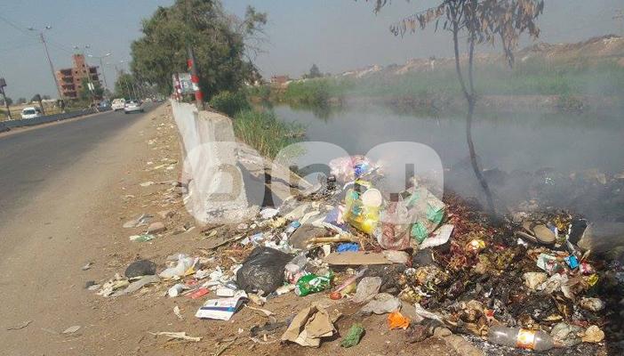 بالصور.. تلال القمامة تغزو قرى مدينة سمنود في محافظة الغربية