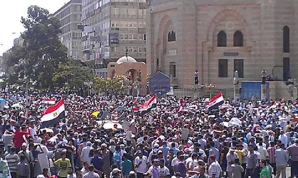 دعوات للتظاهر لفك حصار مسجد الفتح