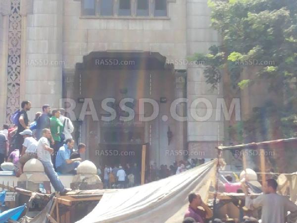 البلطجية يعتدون بالضرب على الخارجين من مسجد الفتح