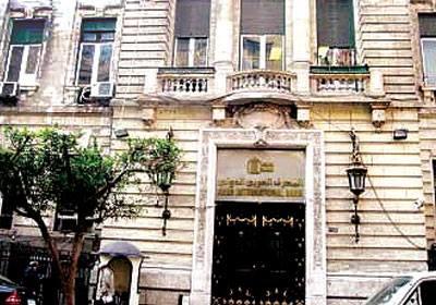 العاملون بـ”المصرف العربي”يطالبون بعودتهم وتنفيذ أحكام القضاء