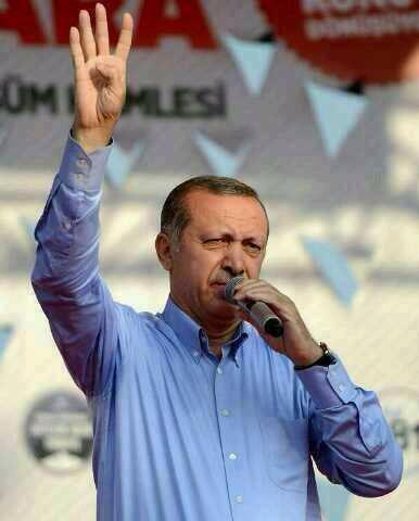 أردوغان يستبدل علامة النصر بـ “رابعة” تنديدا بمجازر مصر