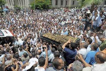 آلاف يهتفون بجنازة عمار: جسمي ضد رصاص العسكر والقناص