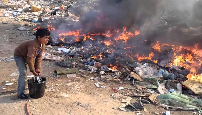 عمال النظافة يحرقون القمامة في شوارع الدلنجات.. واﻷهالي: “اتخنقنا”