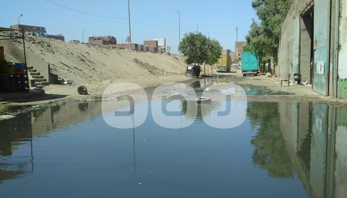 الجيزة.. مياه الصرف الصحي تغرق الشوارع بإمبابة.. والأهالي مستاؤون