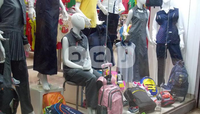 ركود في سوق ملابس المدارس بأسوان بسبب ارتفاع الأسعار