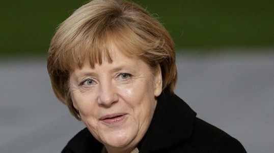 ميركل تفسر قرار تجميد شحنات الأسلحة لمصر