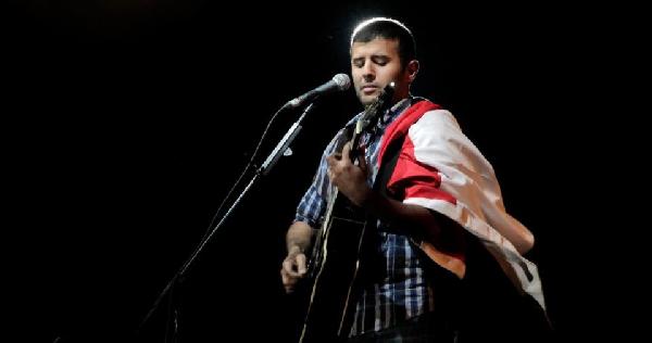 “حمزة نمرة” وانقطاع الكهرباء خارج البيت وداخله