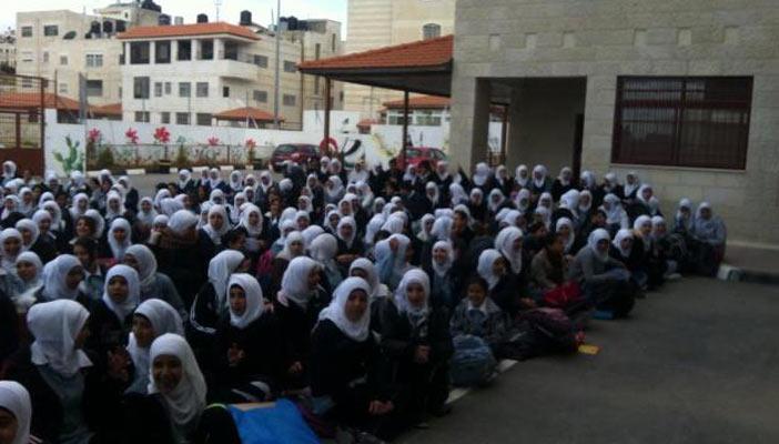 الحكومة تنفي وجود قرارات بمنع ارتداء الحجاب في المدارس