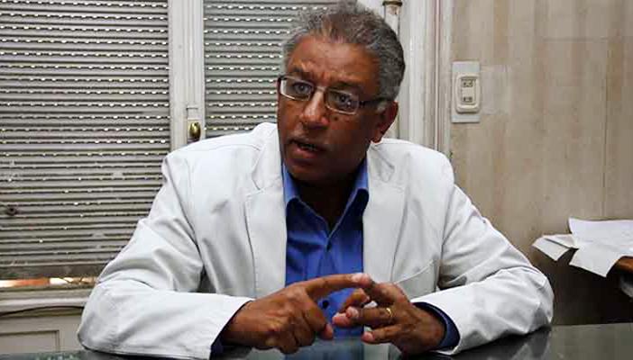 سيف الدولة يسخر من وقف حبس توفيق عكاشة: أكرم لكم وللقضاء تعديل الدستور