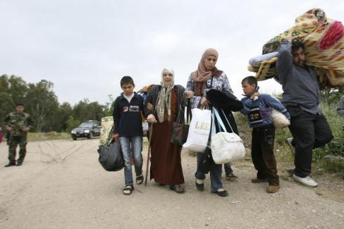 نزوح مئات الفلسطينيين من المناطق الحدودية لقطاع غزة