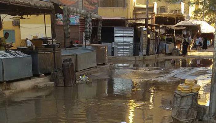 مياه الصرف الصحي تغرق الشوارع بأسوان وسط تجاهل المسؤولين