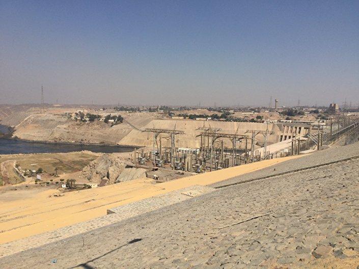 بعد اكتفاء سد النهضة.. السيسي يطمئن على حالة السد العالي من الفيضان