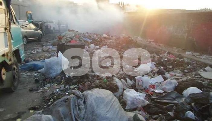 بالصور.. أهالي الزقازيق يشكون انتشار القمامة بالقرب من السكة الحديد