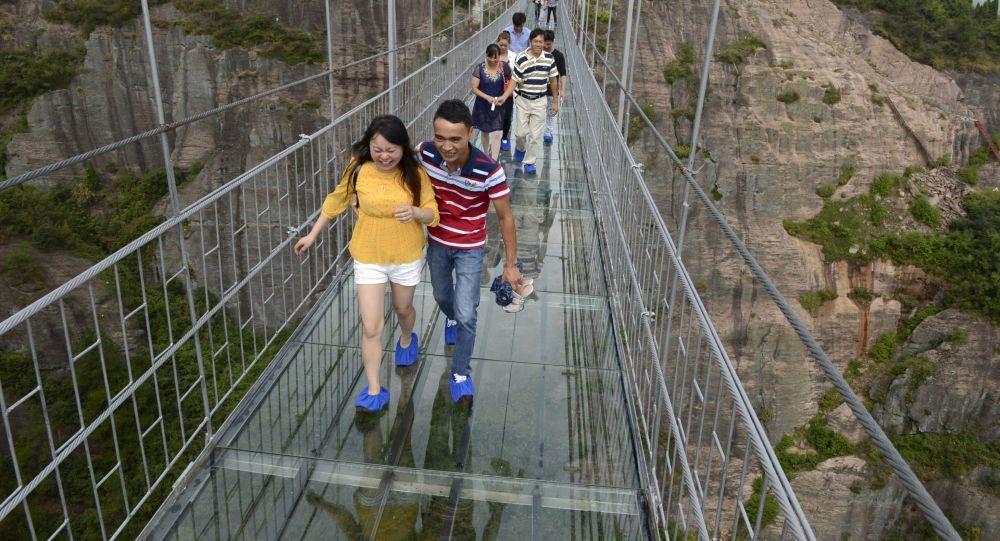 بالفيديو.. الصين تفتتح أطول وأعلي جسر زجاجي في العالم