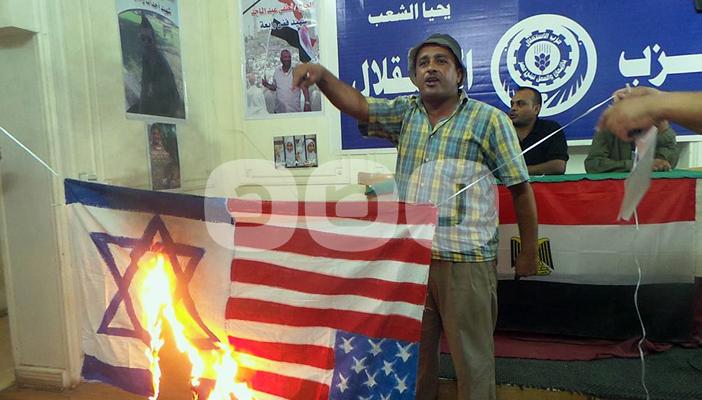 بالصور.. حرق علمي أميركا ودولة الاحتلال خلال مؤتمر بحزب الاستقلال