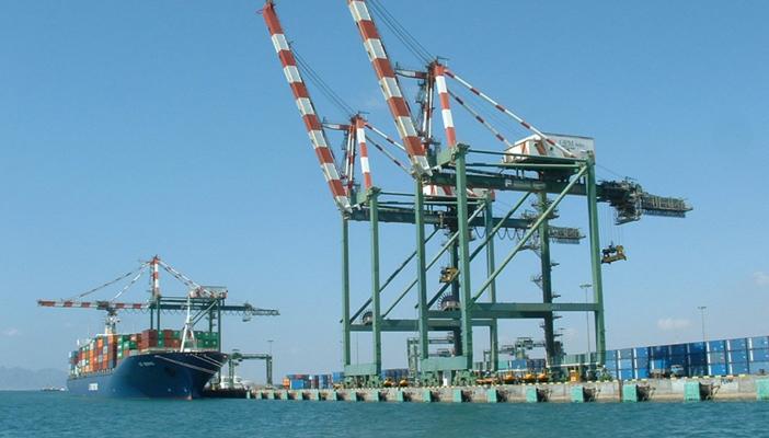 ميناء عدن يستقبل أول سفينة تجارية بعد إعادة تشغيله