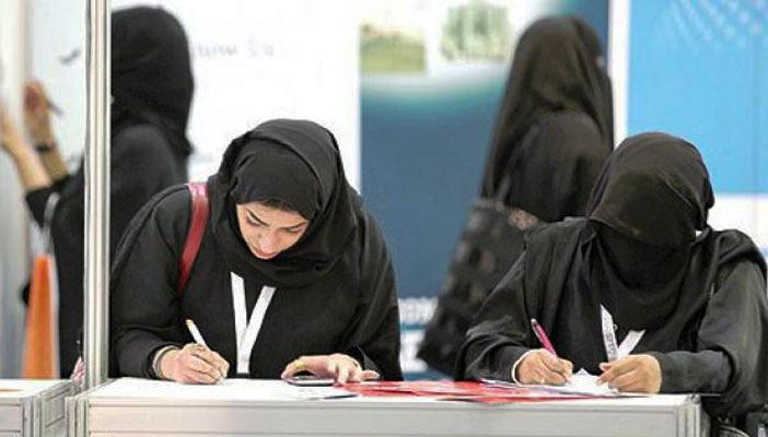 في خطوة هي الأولى.. السعوديات تبدأن التسجيل للتصويت في الانتخابات