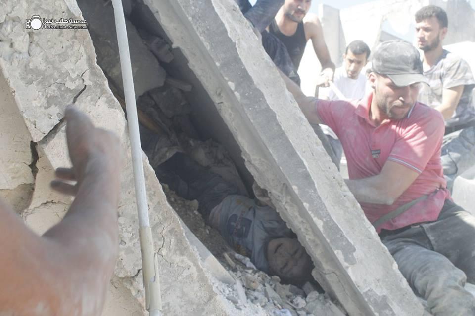 بالفيديو.. اللحظات الأخيرة لانتشال طفل سوري حيًا من تحت الأنقاض