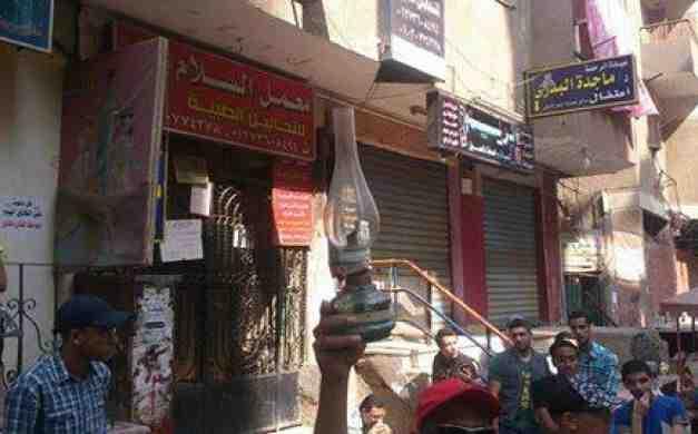 لمبات الجاز في تظاهرات المعادي تنديدًا بقطع الكهرباء