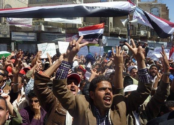 الحوثيون يبدأون “التصعيد الثوري” لإسقاط الحكومة