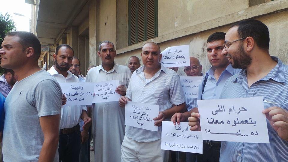 بالصور.. وقفة للمنتفعين بمشروع منخفض القطارة  للمطالبة بتسليمهم الأرض