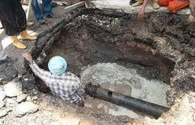 انفجار ماسورة مياه بطريق النصر تتسبب في شلل مروري