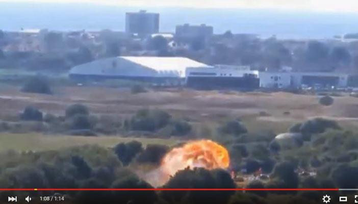 بالفيديو.. طائرة تتحطم وتقتل 7 على مرأى من زوجة قائدها