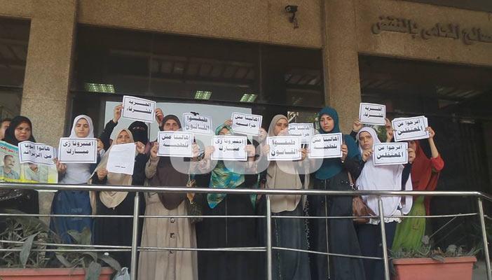 بالصور.. وقفة لأهالي معتقلي “رابعة” أمام “القومي لحقوق الإنسان”