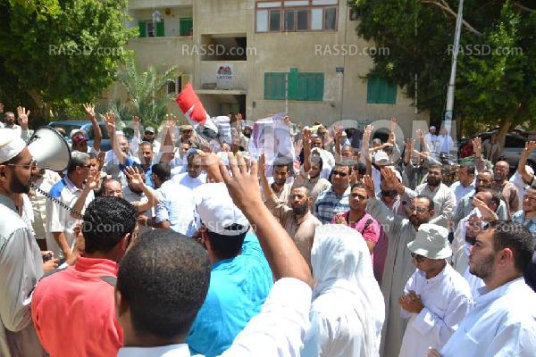 مظاهرات بمسجد التوحيد بوسط مدينه الخارجه بالوادي الجديد