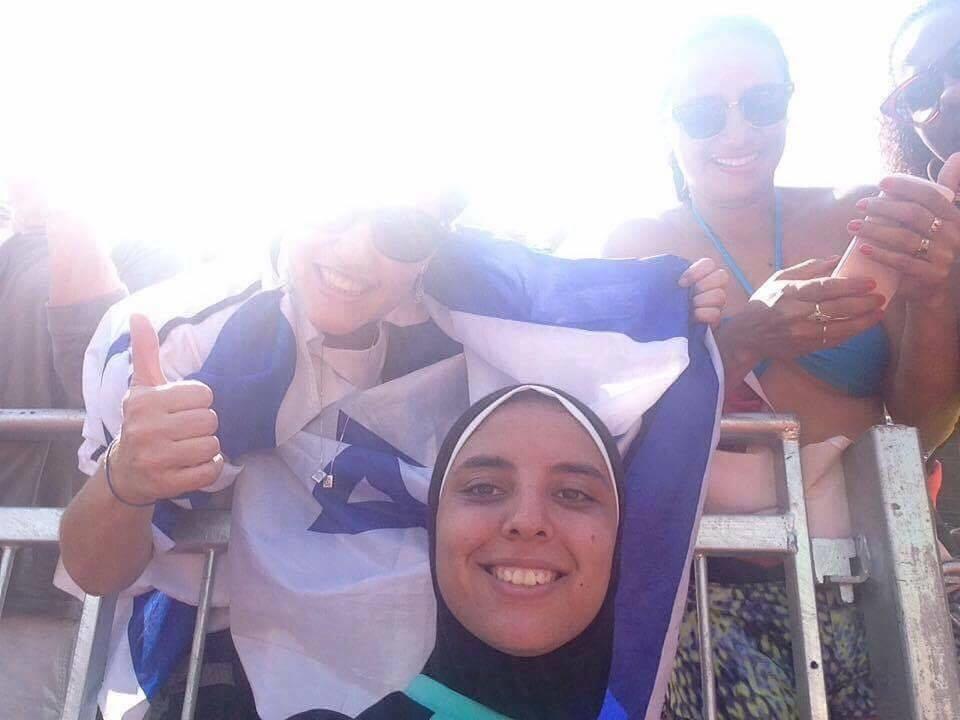 دعاء الغباشي توضح حقيقة صورة “سيلفي” لها مع علم الكيان الصهيوني‎