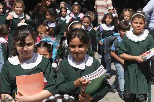 بدء العام الدراسي الجديد بالضفة والقدس دون غزة