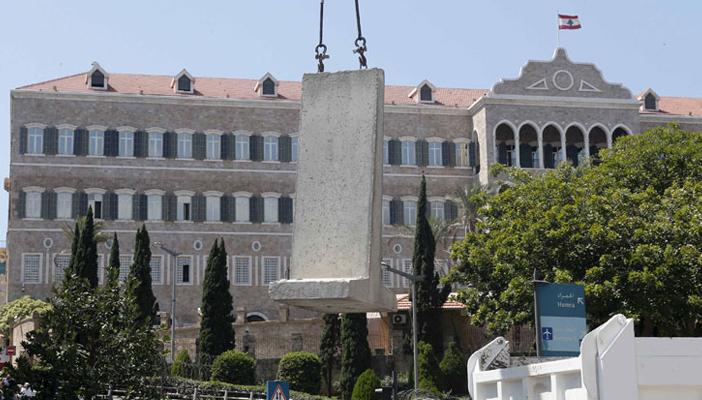 الحكومة اللبنانية تحصّن مقرها وسط بيروت بجدار إسمنتي