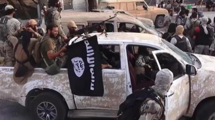 فيديو | داعش تسيطر على مطار “الطبقة العسكري” بسوريا