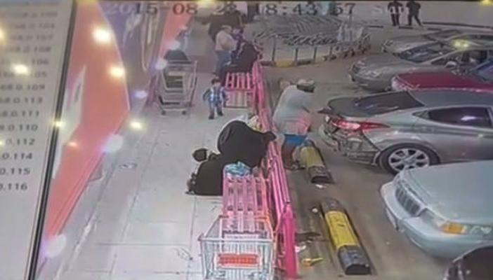 بالفيديو.. حرامي يفشل في خطف حقيبة سيدة سعودية