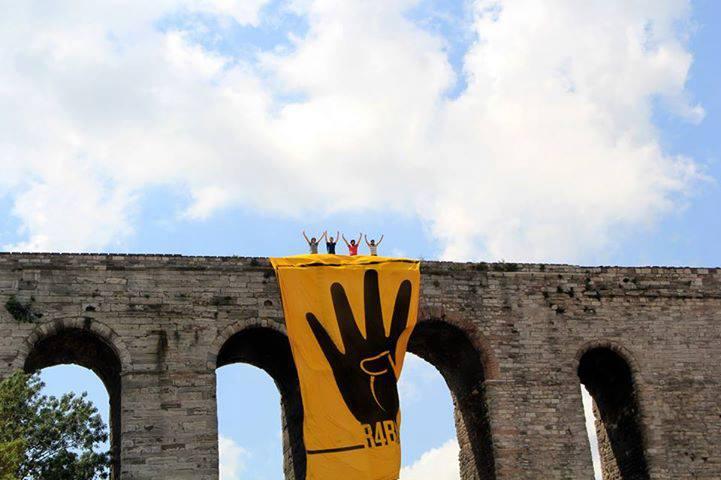 رابعة.. صفحة على «فيسبوك» تروي حكاية «إشارة الصمود»