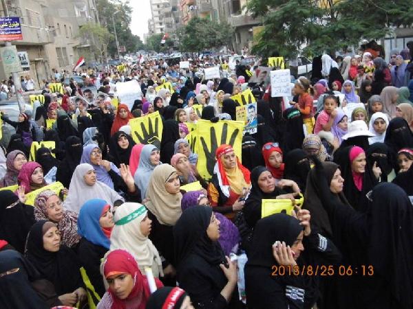 بالصور..مسيرة نسائية بحلوان لرفض الانقلاب العسكري