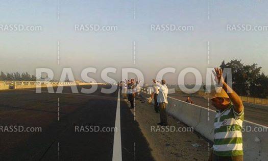 سلاسل بشرية بالنوبارية تطالب بالقصاص للشهداء