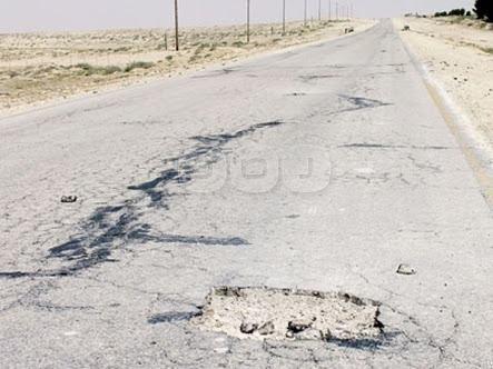 طرق مركز أجا المتهالكة تحصد العشرات.. والأهالي: المسؤولون همهم السرقة