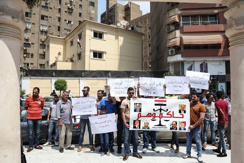 عراقيون يتظاهرون بالقاهرة ضد حكومتهم و”تنظيم الدولة”