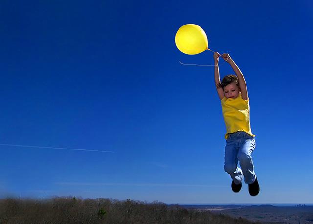 فيديو | طفل يقفز من الطابق الأول بتشجيع من أسرته