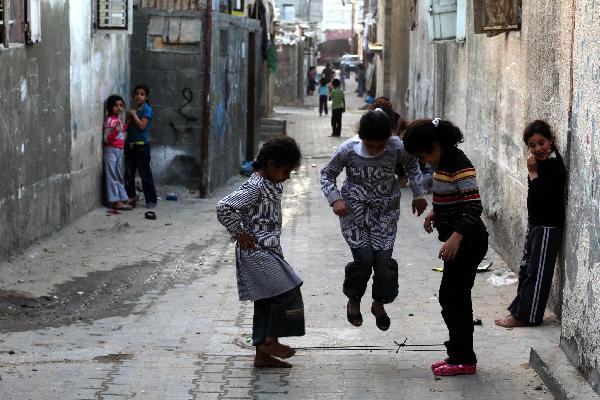 لاجئون فلسطينيون يحتفلون بانتصار المقاومة