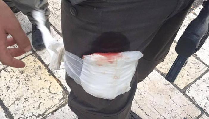 بالفيديو والصور.. طعن جندي بجيش الاحتلال بالقدس