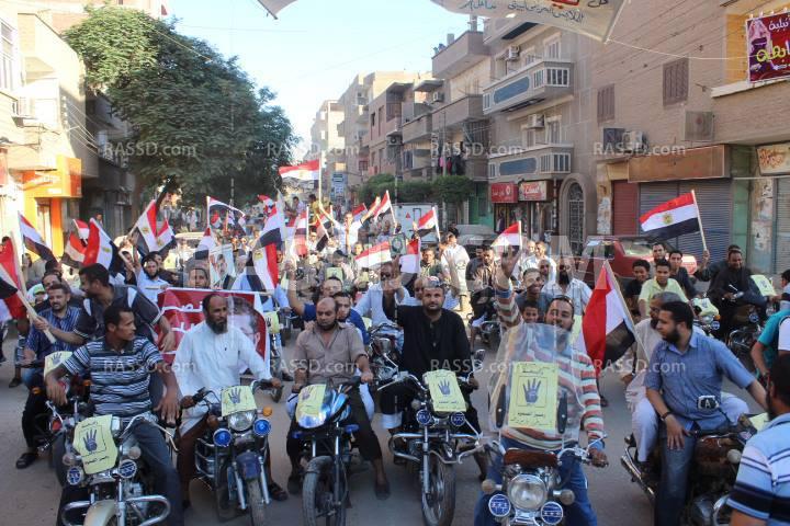 إشارة الصمود تجوب قرى ديروط في مسيرة”تكاتك”ودراجات نارية