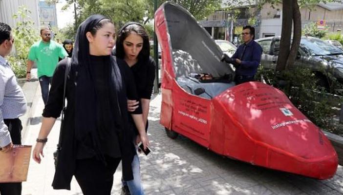 بالفيديو.. ماسح أحذية إيراني يصنع سيارة على شكل حذاء إيراني