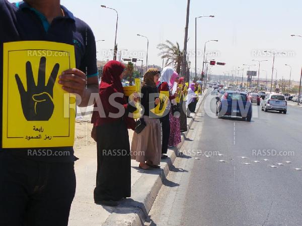 سلسلة بشرية رافضة للانقلاب لجامعة مصر للعلوم والتكنولوجيا