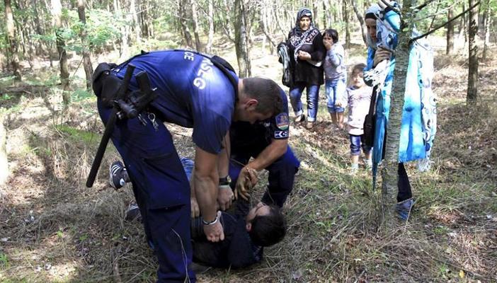 بالصور.. الشرطة الهنجارية تعتقل عائلة سورية حاولت اجتياز الحدود