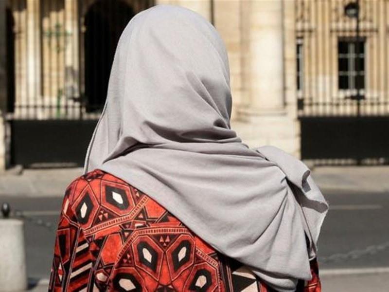 صاحب مطعم فرنسي يرفض تقديم الخدمة لسيدتين مسلمتين