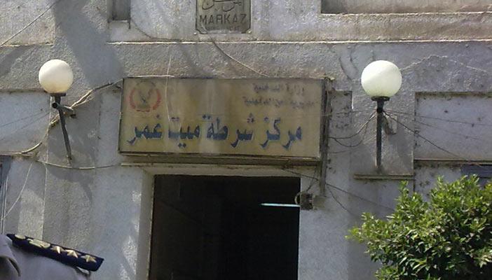 الأمن يُخلي سبيل والدة وشقيقة المعتقل الهارب بالدقهلية