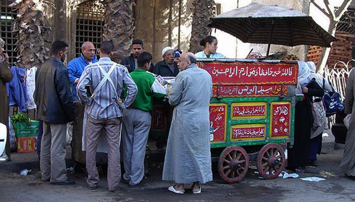 شرطة المرافق تطارد “عربات الفول”.. وأصحابها: “هنروح فين؟”